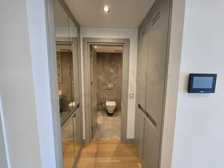 Modern tasarımlı, şık seramik döşemeli ve kaliteli vitrifiye ürünlerine sahip lüks banyo.