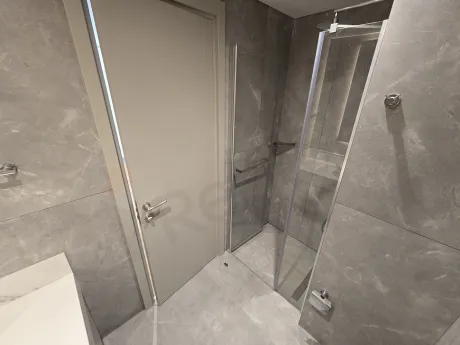 Modern ve şık tasarıma sahip, geniş ve aydınlık banyo iç mekanı.