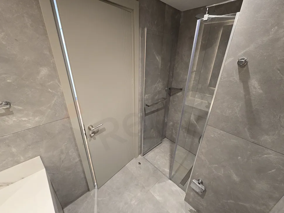 Modern ve şık tasarıma sahip, geniş ve aydınlık banyo iç mekanı.