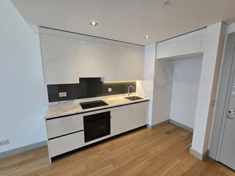 Modern tasarımlı, geniş ve aydınlık mutfak alanı.