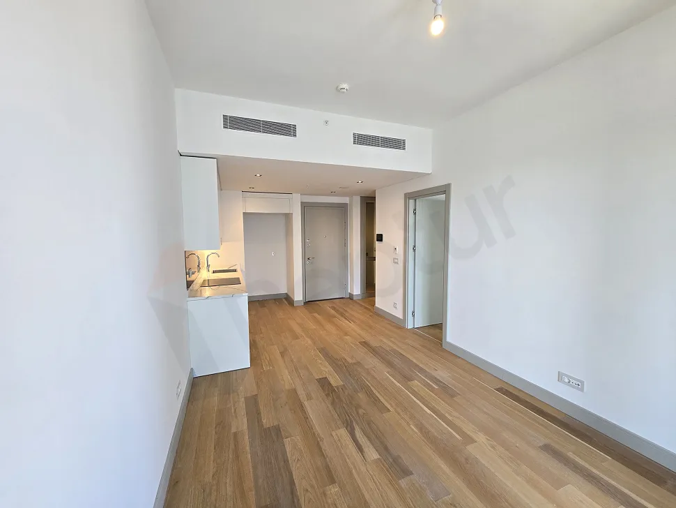 Şişli'de modern bir dairenin ferah ve aydınlık yemek odası alanı.