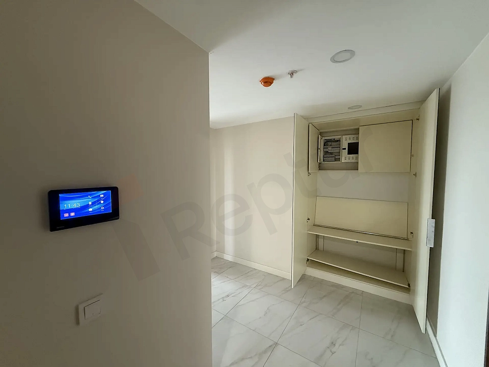 Modern bir binada yer alan daire giriş kapısı ve antre alanı.