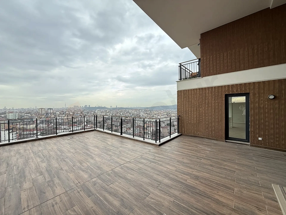 İstanbul Çekmeköy'de yer alan modern dairenin geniş ve ferah teras alanı.