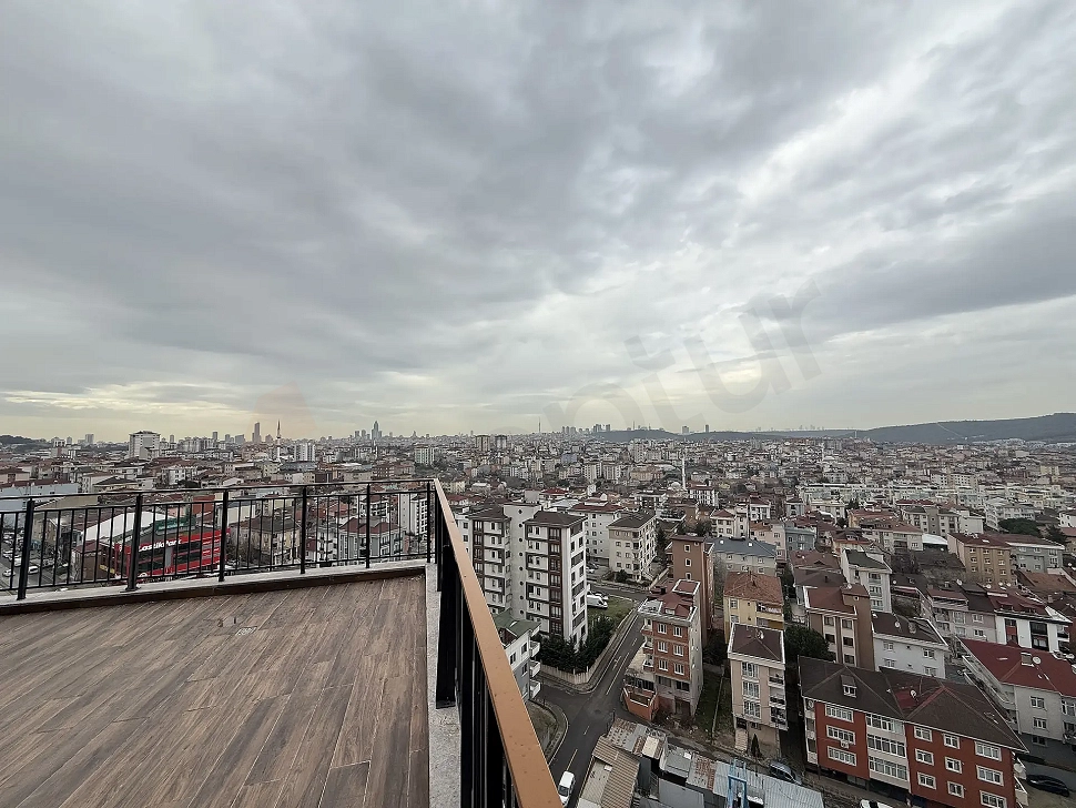 İstanbul Çekmeköy'de orman ve şehir silüetini bir arada sunan geniş açılı panoramik manzara.