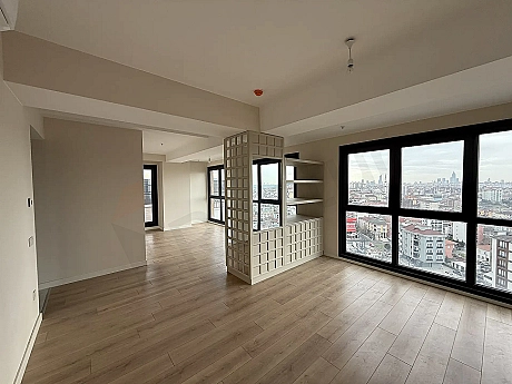 Modern bir dairenin ferah ve aydınlık yemek odası alanı.