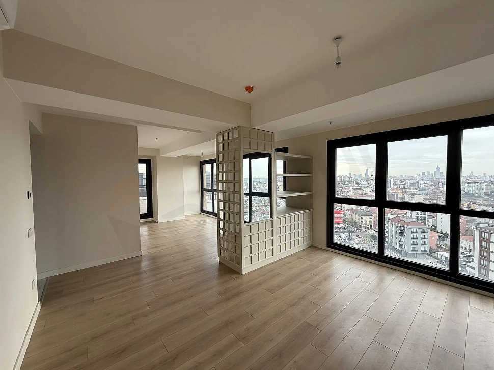 Modern bir dairenin ferah ve aydınlık yemek odası alanı.