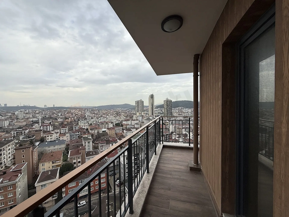 Modern bir binanın dış cephesinde yer alan geniş ve ferah balkon alanı.