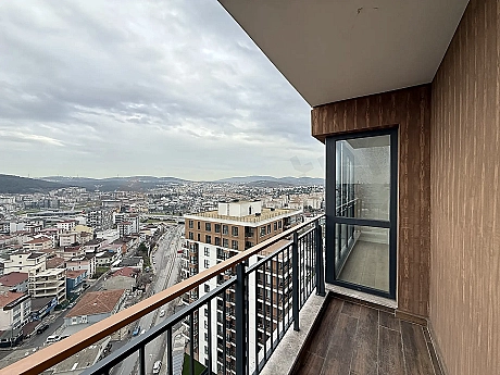 İstanbul Çekmeköy'deki bir binadan görünen geniş orman ve şehir manzarası.