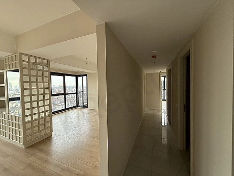 Modern ve geniş tasarımlı, aydınlık bir daire koridoru görünümü.
