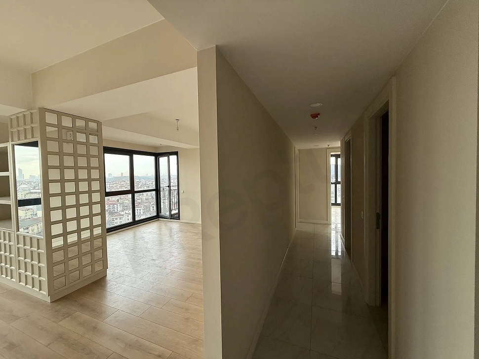 Modern ve geniş tasarımlı, aydınlık bir daire koridoru görünümü.