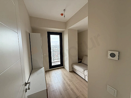 İstanbul Çekmeköy'de modern bir binanın ferah ve gün ışığı alan geniş yatak odası.