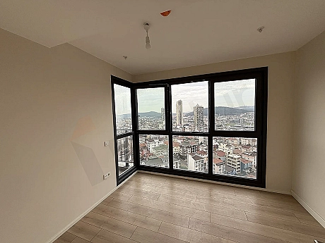 İstanbul Çekmeköy'de bulunan modern ve geniş tasarımlı bir yatak odası alanı.