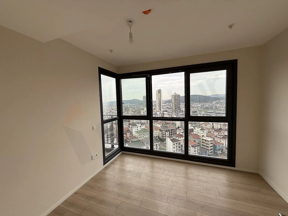 İstanbul Çekmeköy'de bulunan modern ve geniş tasarımlı bir yatak odası alanı.