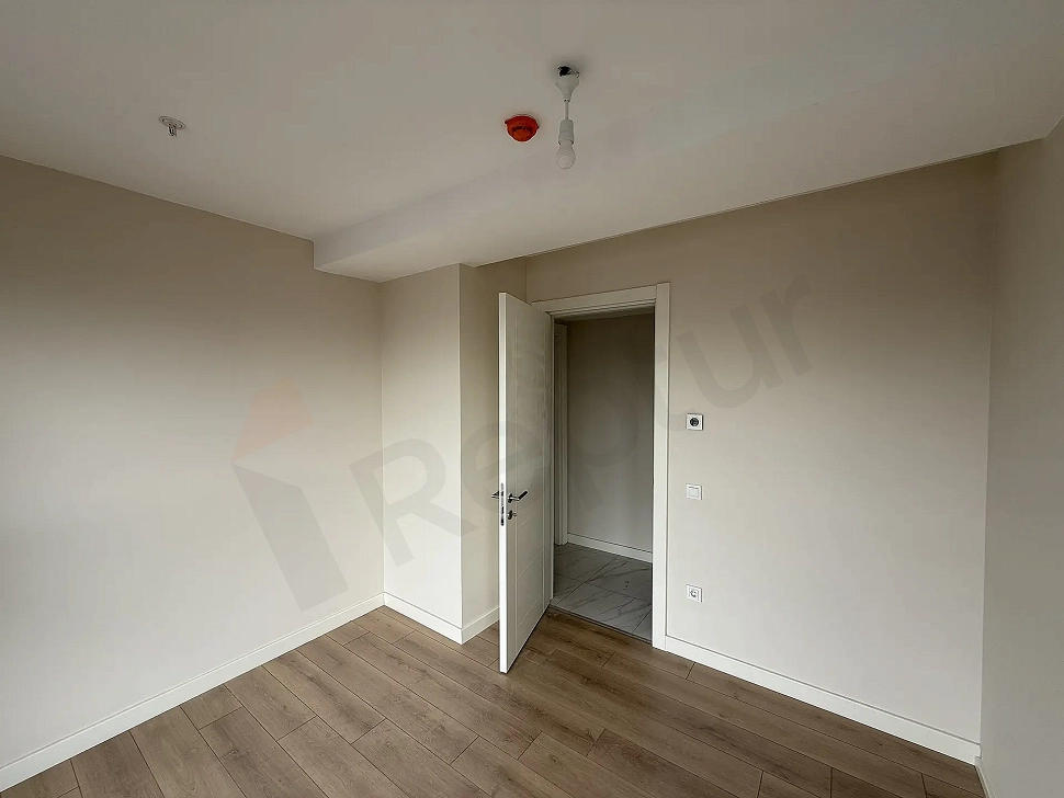 Geniş pencereli, aydınlık ve modern bir yatak odası iç mekan görünümü.
