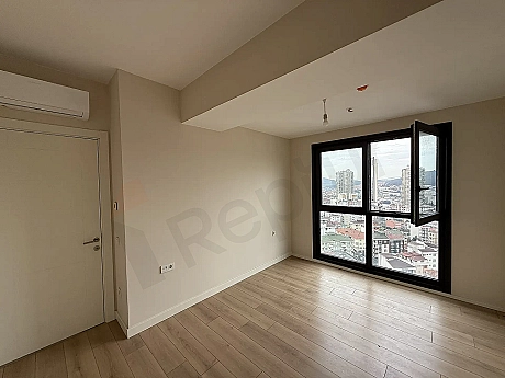 İstanbul Çekmeköy'de modern bir dairenin geniş ve ferah yatak odası alanı.