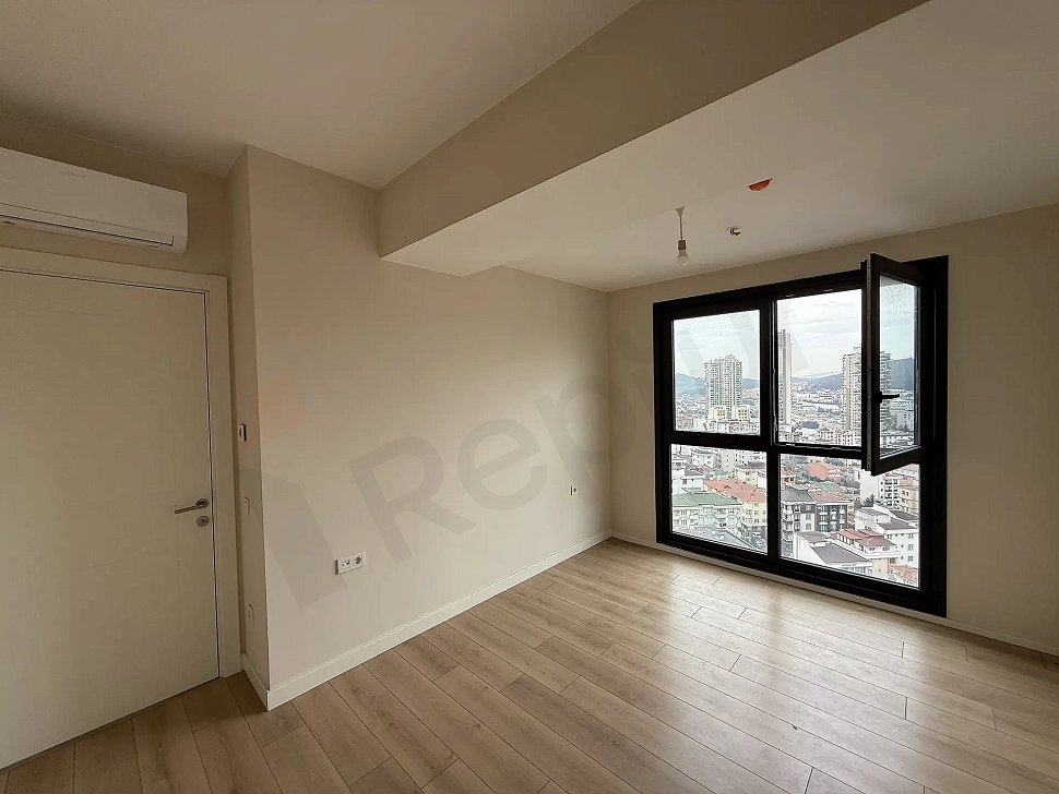 İstanbul Çekmeköy'de modern bir dairenin geniş ve ferah yatak odası alanı.