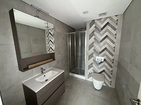 Modern ve şık tasarımlı banyo iç mekanı