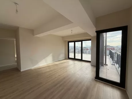 İstanbul Çekmeköy'de modern ve geniş pencereli, ferah 3+1 dairenin oturma odası.
