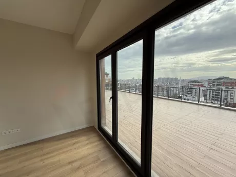 İstanbul Çekmeköy'de yer alan, modern mimariye sahip, geniş ve ferah bir teras alanı görünümü.