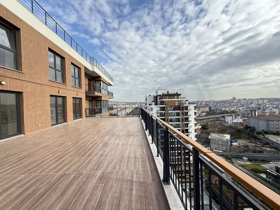 Çekmeköy'de orman ve şehir manzarasını kapsayan geniş panoramik dış mekan görünümü.