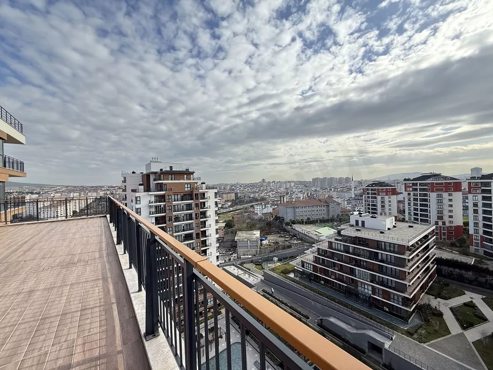 İstanbul Çekmeköy'de orman ve şehir manzaralı geniş panoramik görünüm