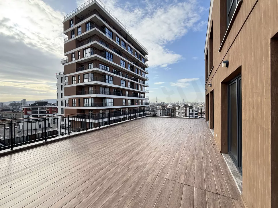 İstanbul Çekmeköy'deki modern 3+1 dairenin geniş ve ferah teras alanı.