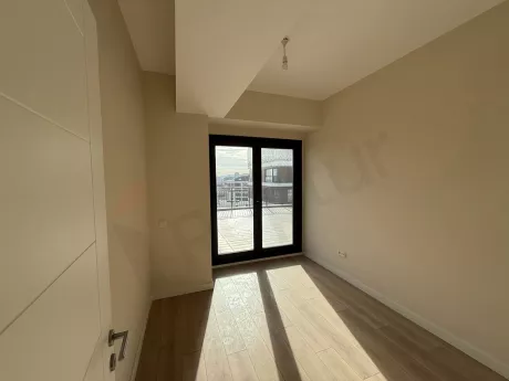 Modern bir dairenin geniş, aydınlık ve ferah yatak odası görünümü.