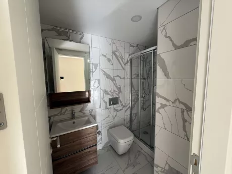 Modern tasarımlı, geniş ve ferah banyo alanı.