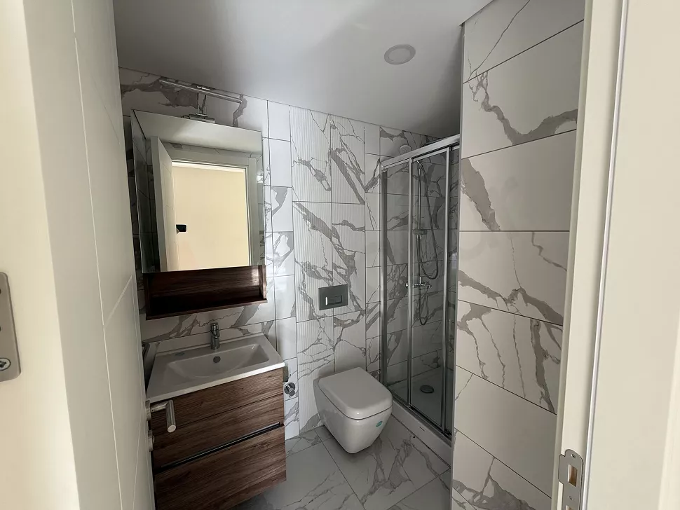 Modern tasarımlı, geniş ve ferah banyo alanı.