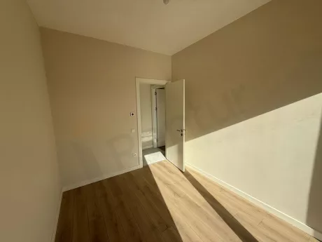 İstanbul Çekmeköy'de satılık modern ve geniş bir yatak odası görünümü.