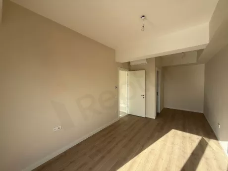 Geniş ve modern bir yatak odasının iç mekan görünümü.