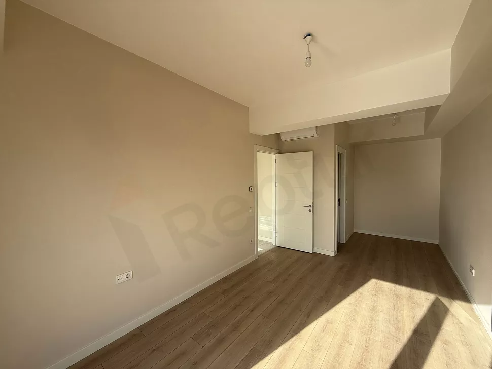 Geniş ve modern bir yatak odasının iç mekan görünümü.