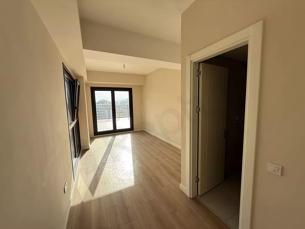 İstanbul Çekmeköy'deki modern bir dairenin geniş ve aydınlık yatak odası alanı.
