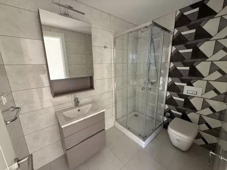 Modern tasarımlı, kaliteli seramik kaplamalı ve şık armatürlerin bulunduğu geniş banyo.