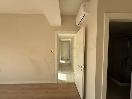 Modern ve geniş bir dairenin aydınlık koridor görünümü.