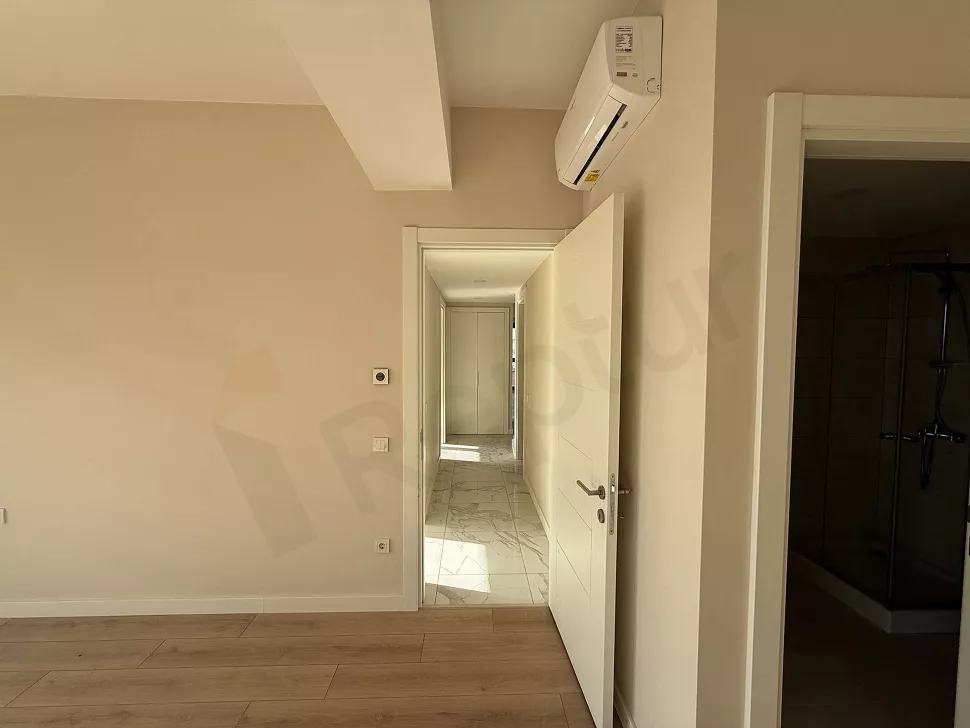 Modern ve geniş bir dairenin aydınlık koridor görünümü.