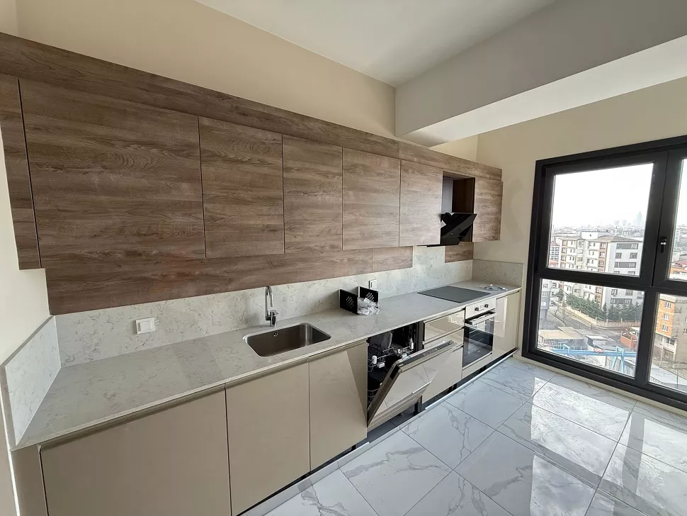 Modern ve geniş bir dairenin aydınlık mutfak tasarımı.