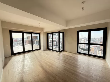 Geniş pencereli, ferah ve modern mimariye sahip aydınlık oturma odası alanı.