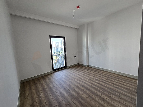 Aydınlık ve ferah tasarımlı bir yatak odası fotoğrafı.