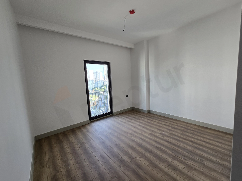 Aydınlık ve ferah tasarımlı bir yatak odası fotoğrafı.