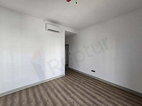 Aydınlık ve modern tasarımlı yatak odası görseli.