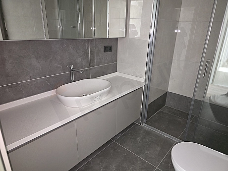 Modern tasarımlı, aydınlık ve ferah banyo.