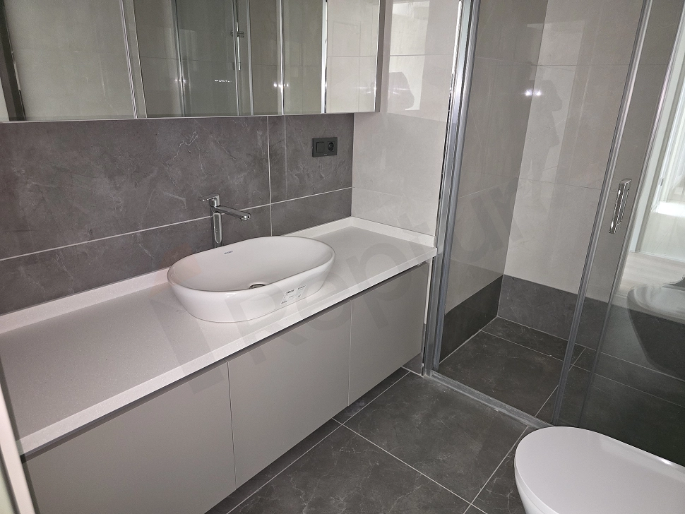 Modern tasarımlı, aydınlık ve ferah banyo.