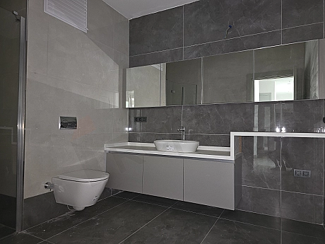 Ataşehir'de satılık dubleks dairenin banyo görseli.