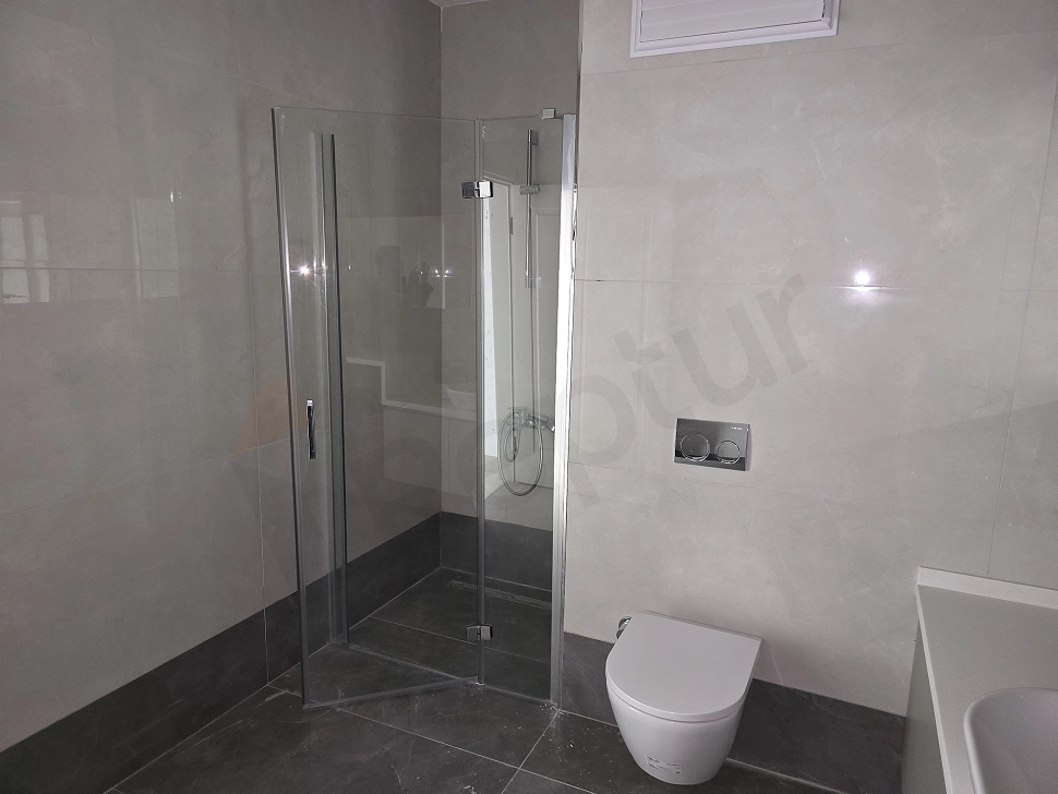 Modern tasarımlı bir banyo görseli.