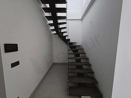 Daire içi ahşap merdiven detayı.