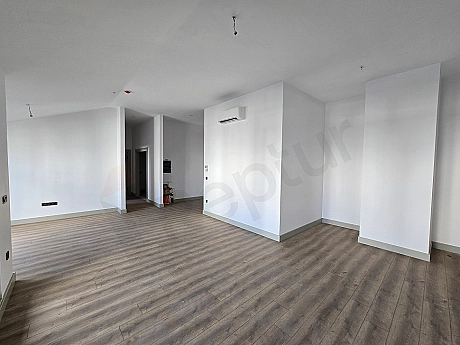 Aydınlık ve modern oturma odası iç mekanı.