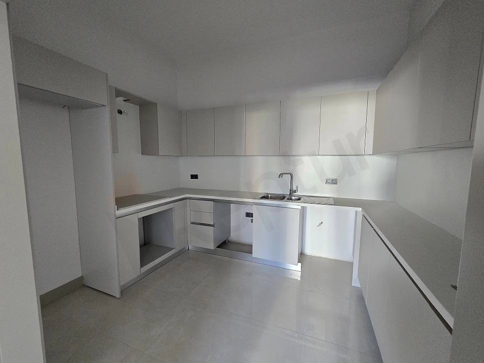 Modern tasarımlı, aydınlık ve geniş mutfak.