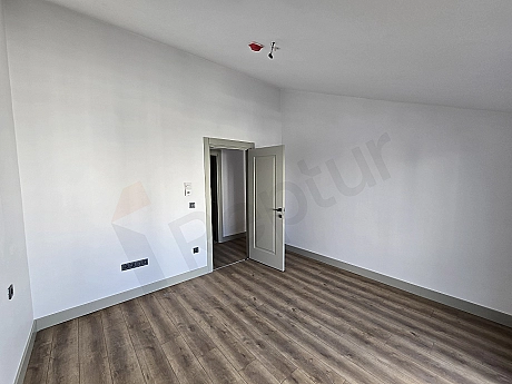 Aydınlık ve modern yatak odası görseli.
