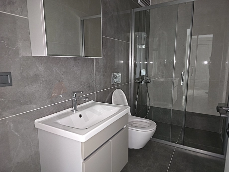 Modern tasarımlı banyo iç mekanı.